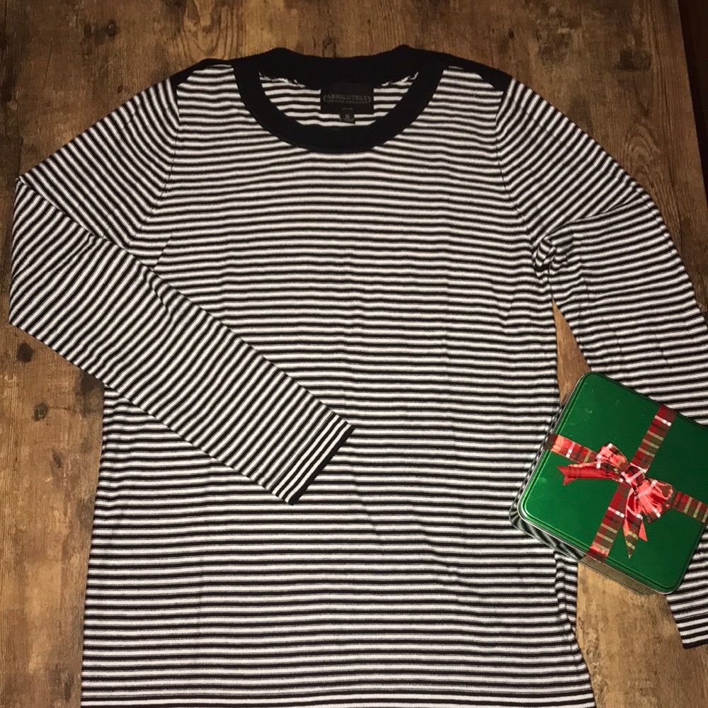 ABSOLUTELY | B/W striped fine-knit sweater.